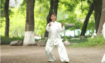 夏季老人养生知识详解!陕西千秋电子玄鹿治疗仪